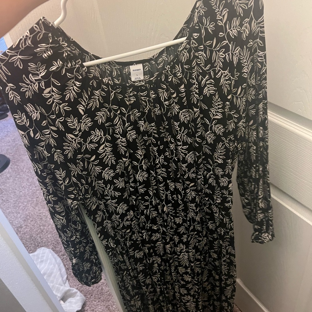 Old Navy Black and White Leaf Print Long Sleeve Dress
